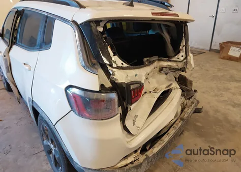 2019 Jeep Compass Latitude 4X4 z USA, uszkodzony, nr VIN 3C4NJDBB3KT593867